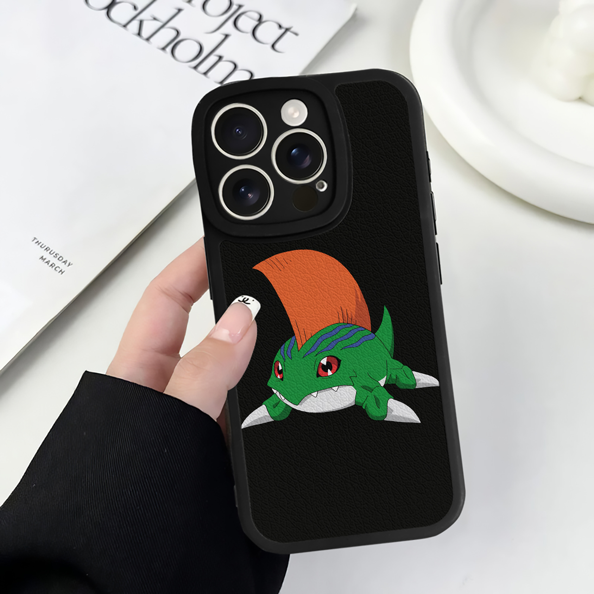 （画像用） Digimon デジタルモンスター/デジモン 【iPhone 16シリーズ対応】シリコンスマホケース（レザー調） 材質：シリコン